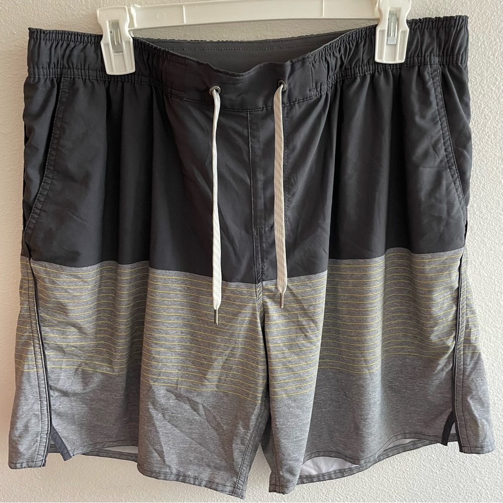 Vuori gray striped Short size large